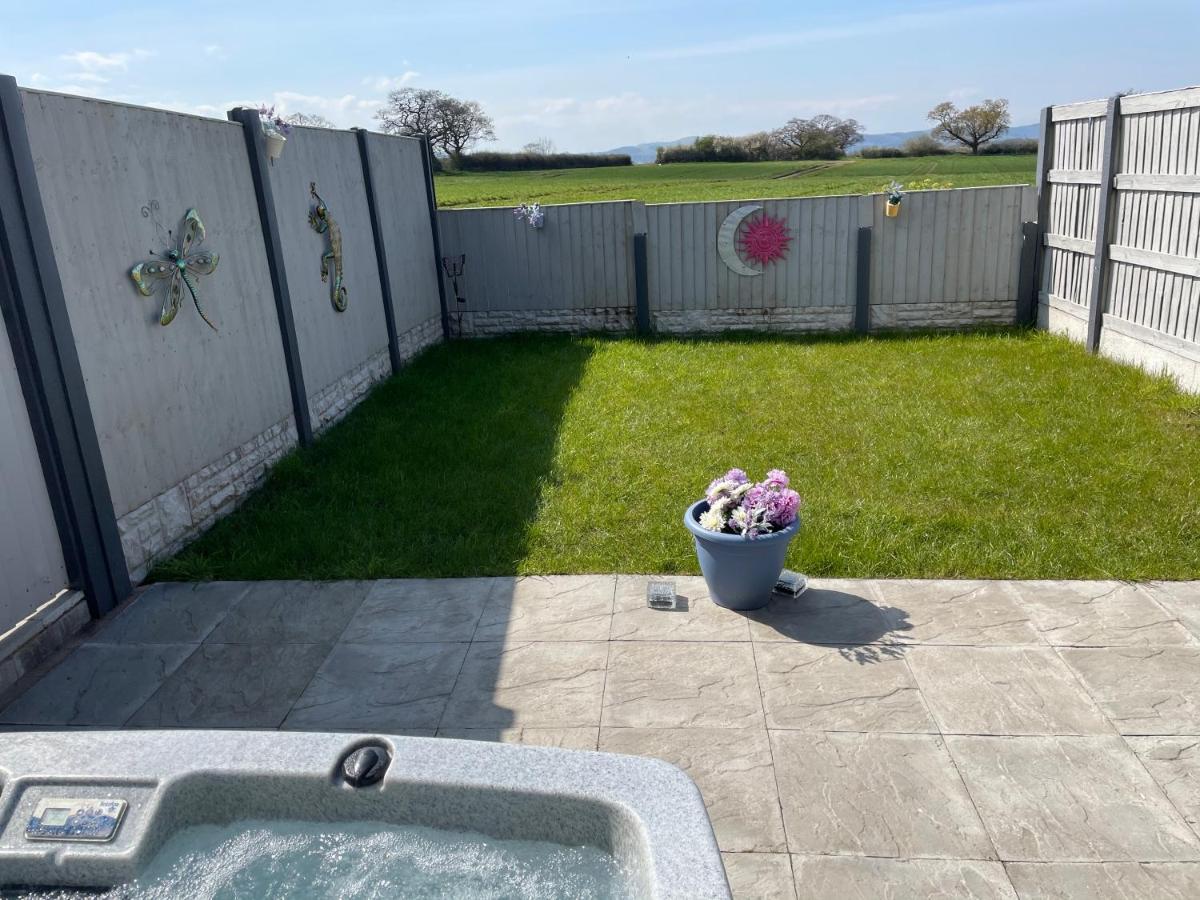 Dwylig Isa Holiday Cottages Rhuddlan Exterior photo