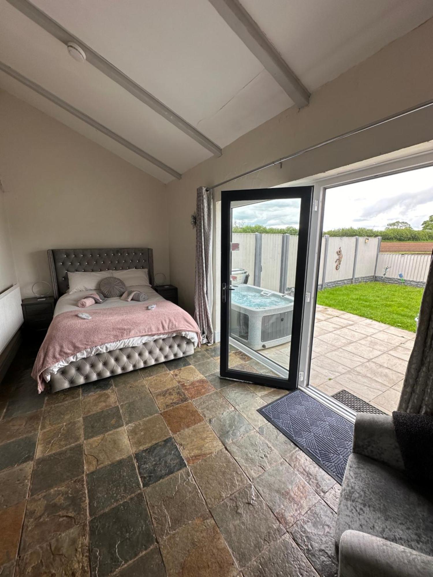Dwylig Isa Holiday Cottages Rhuddlan Room photo