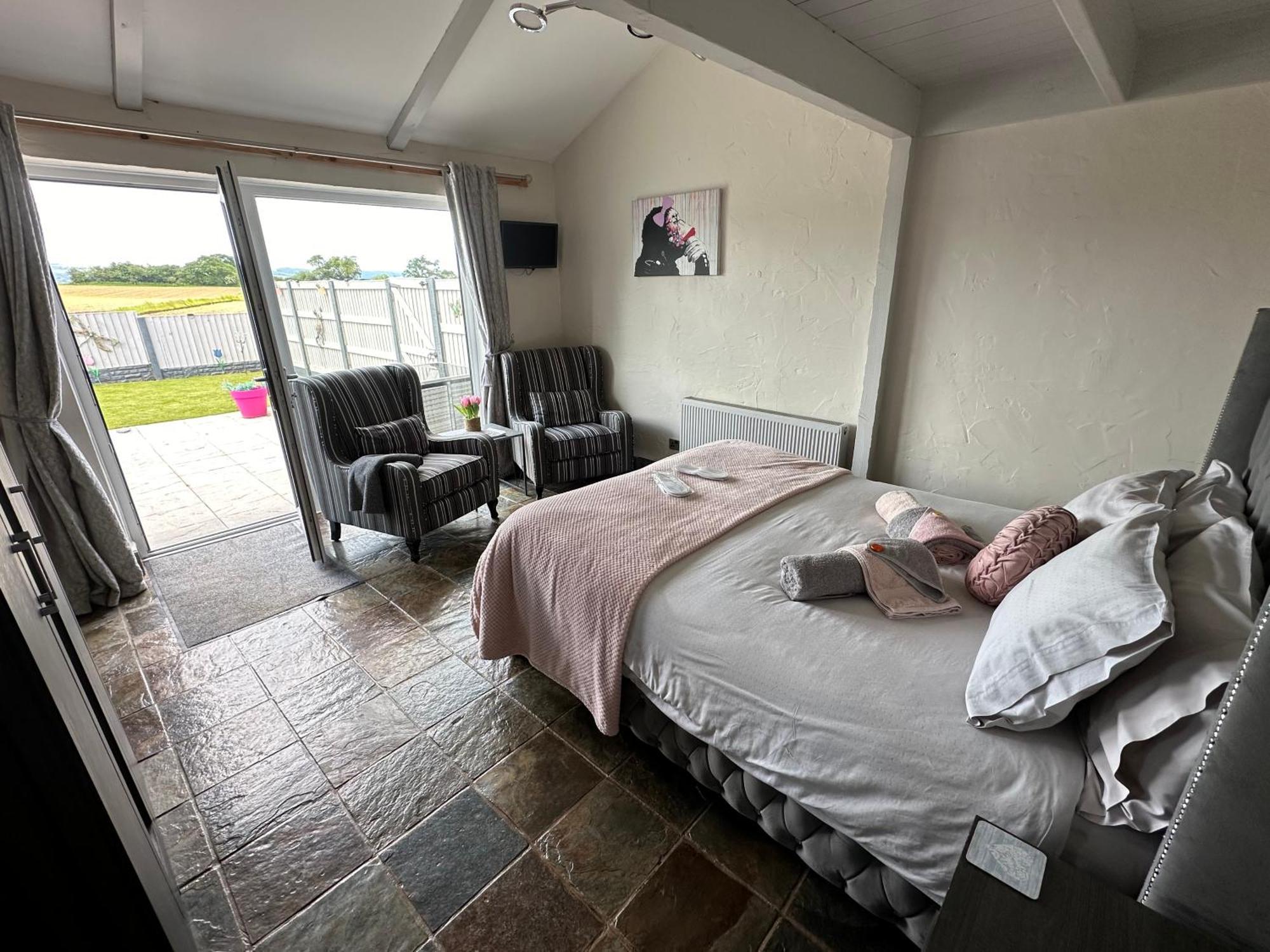 Dwylig Isa Holiday Cottages Rhuddlan Exterior photo
